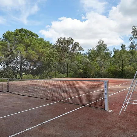 Otel Chateau St Pierre De Serjac 4*