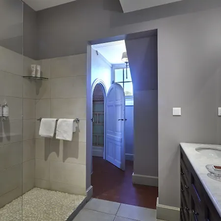 Château St Pierre De Serjac 4* Puissalicon